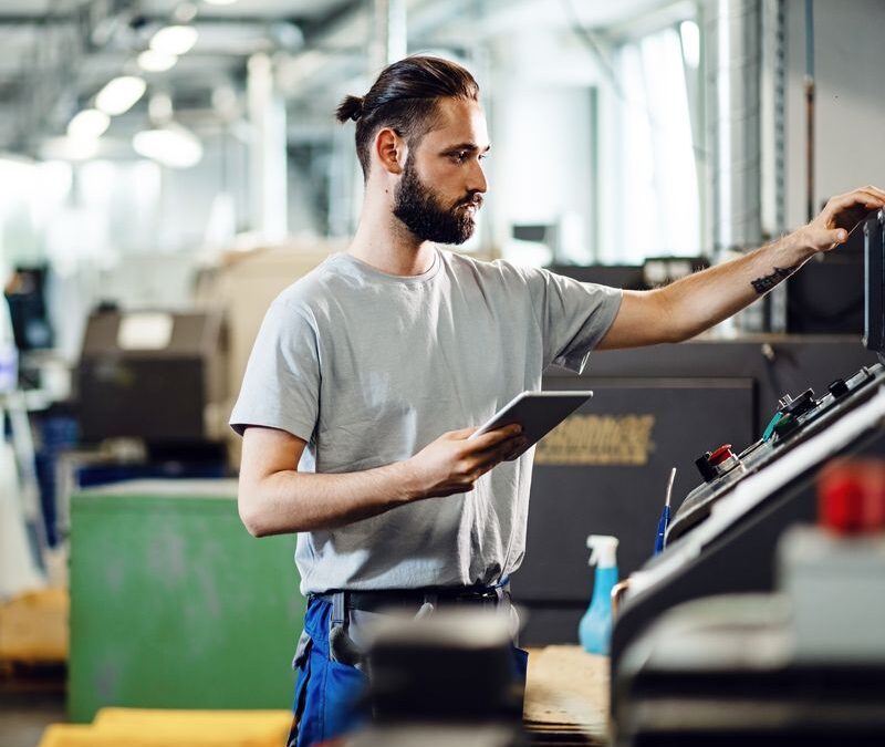 Operator maszyn CNC – zarobki, obowiązki i wymagania na start